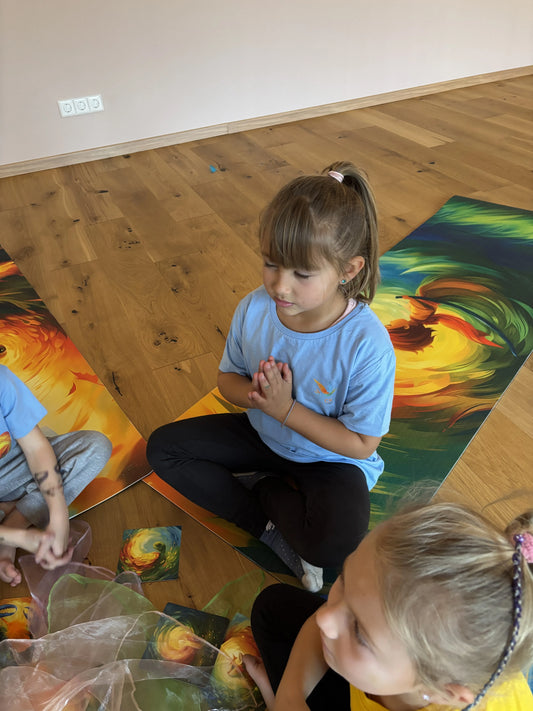 Bunte Kinderyogamatte für Kinder mit Krieger-Motiv