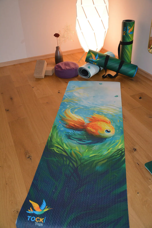 Bunte Kinderyogamatte für Kinder mit Fisch-Motiv