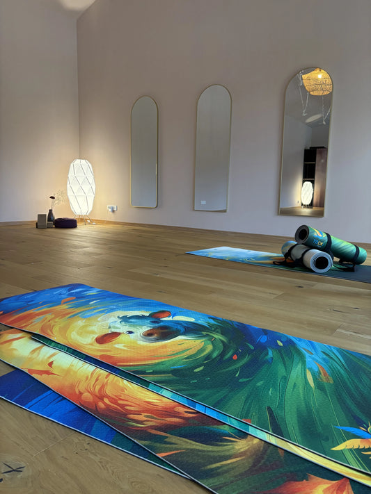 Bunte Kinderyogamatte für Kinder mit Kuh-Motiv