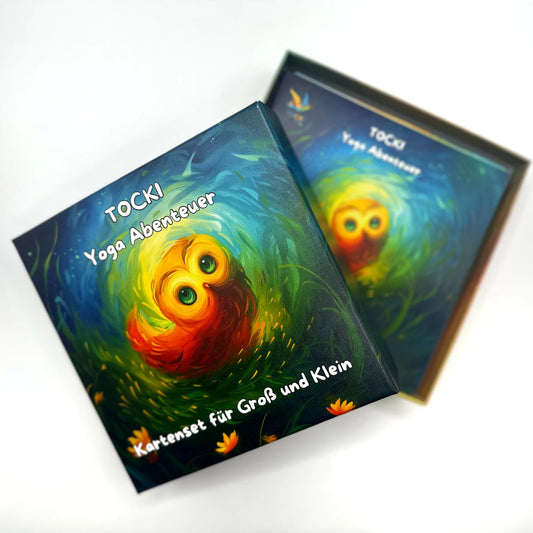 Mutter und Kind sitzen gemeinsam, halten Kinderyoga Karten in der Hand – spielerisches Yoga für Kinder