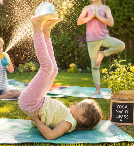 Kinderyoga Übungen Schulterstand mit wasserballon