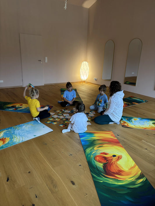 Bunte Kinderyogamatte mit Maus-Motiv