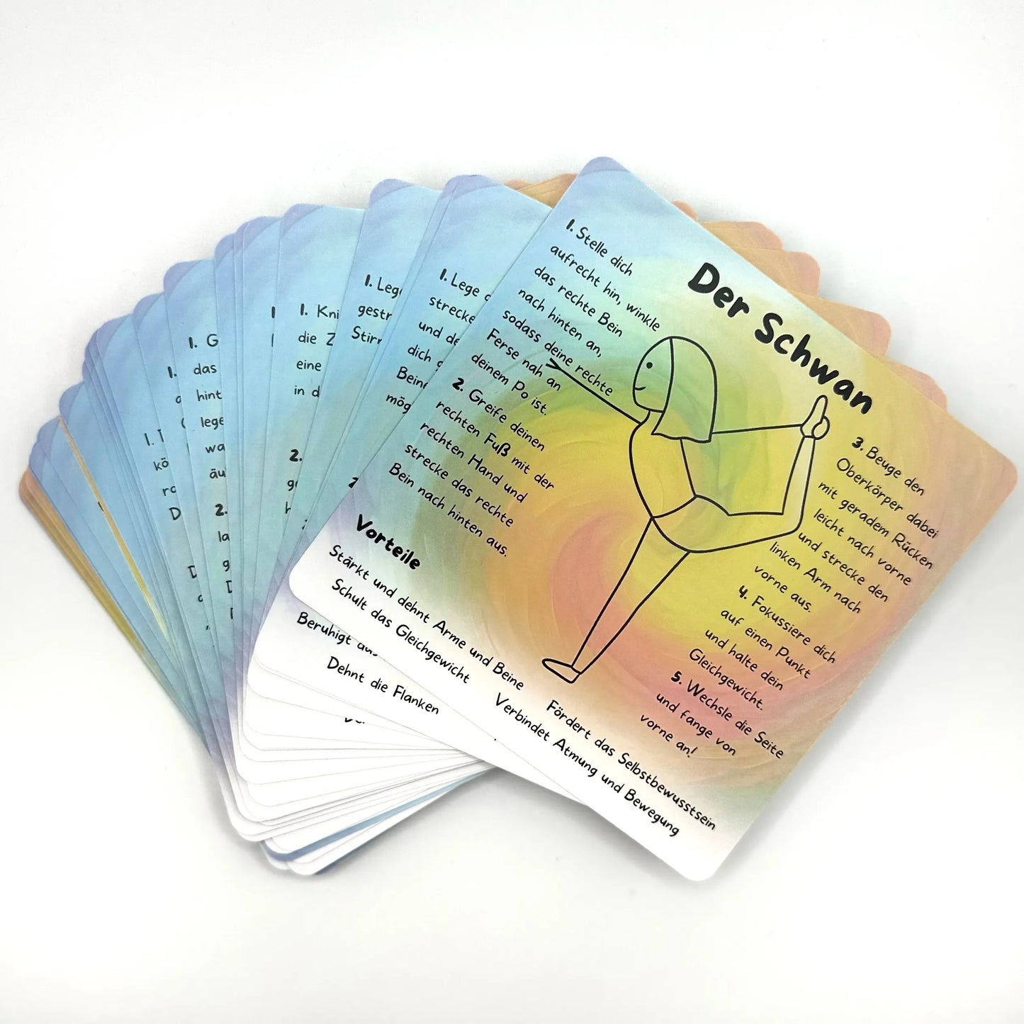 Kinderyoga Karten Rückseite aufgefächert mit Anleitungen und Yoga Strichmännchen Übungen